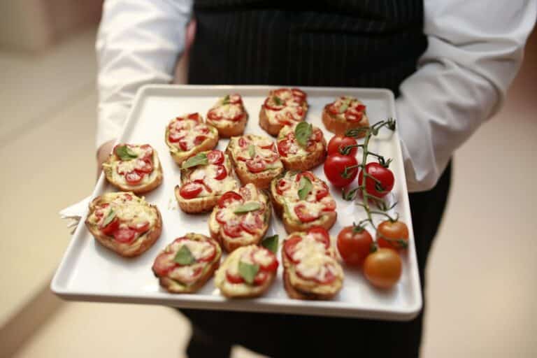 basil tomato bruschetta bites